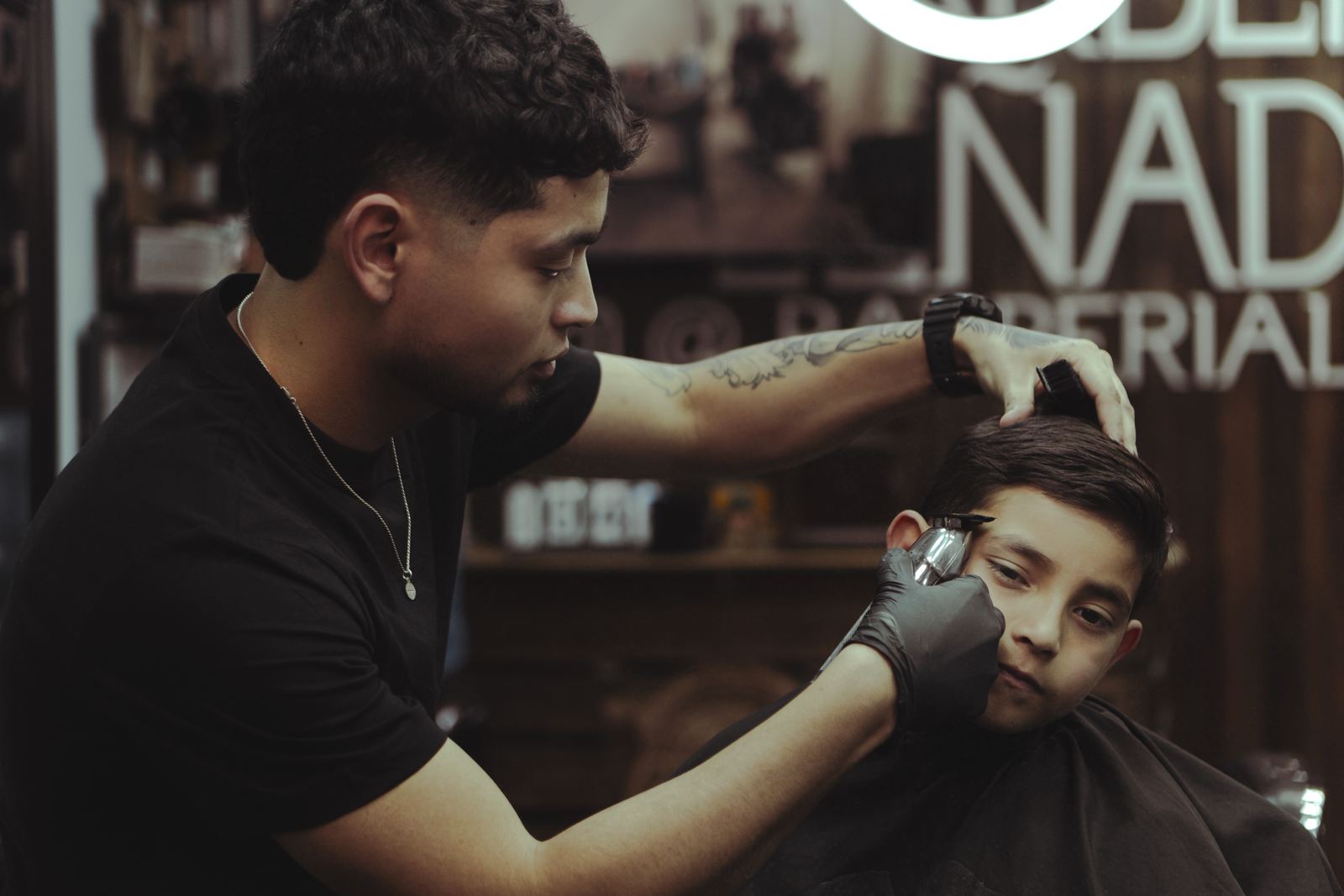 Dazs le corta el pelo a un niño en la barbería