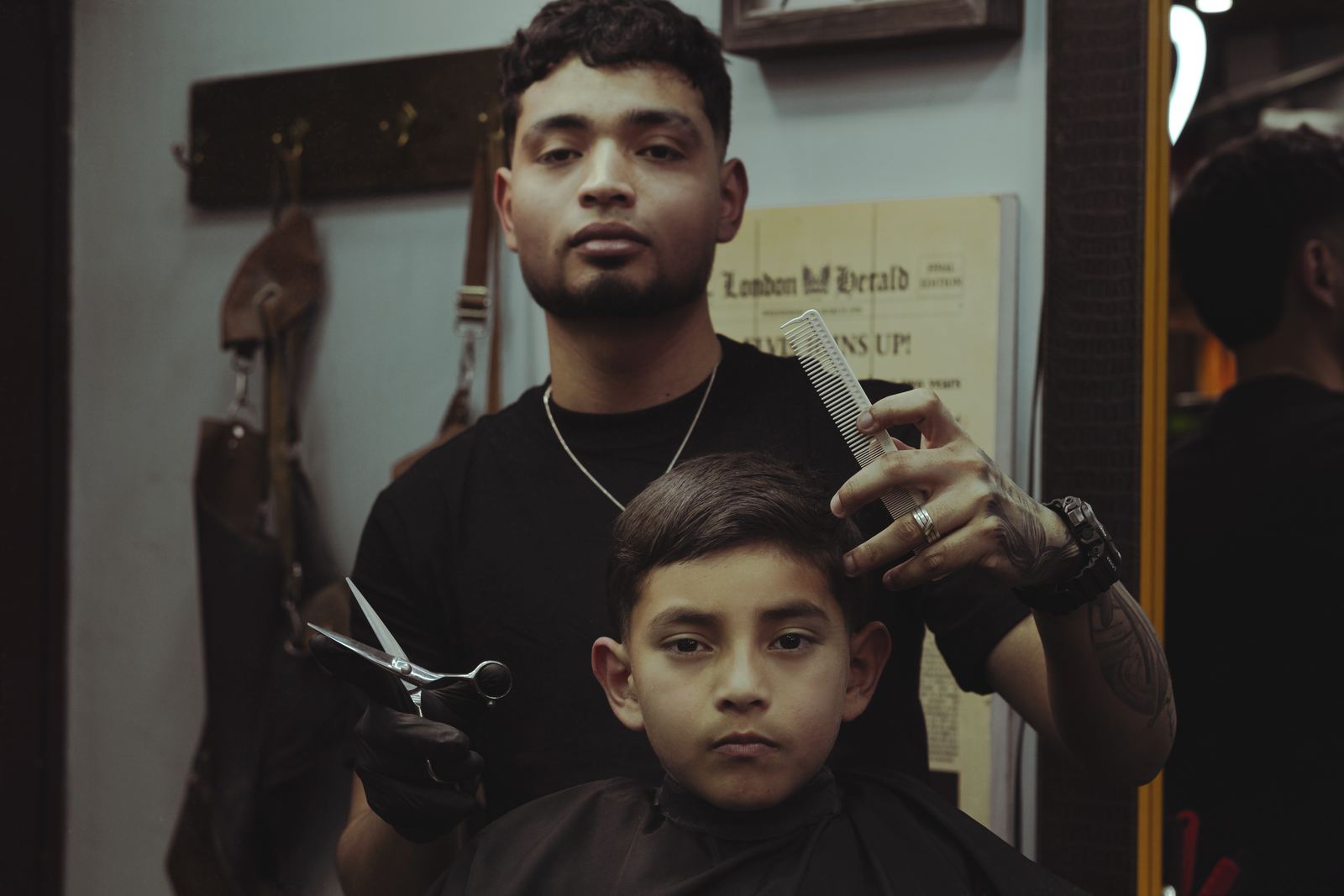 Dazs le corta el pelo a un niño en la barbería