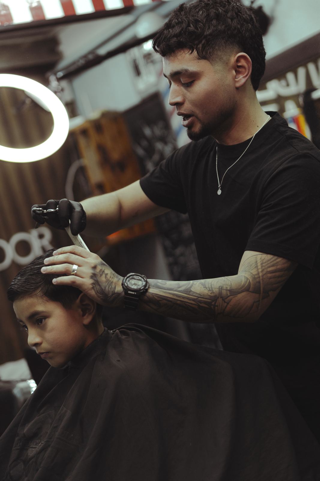 Dazs le corta el pelo a un niño en la barbería