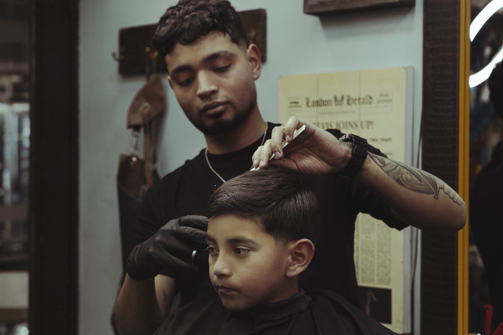 Dazs le corta el pelo a un niño en la barbería