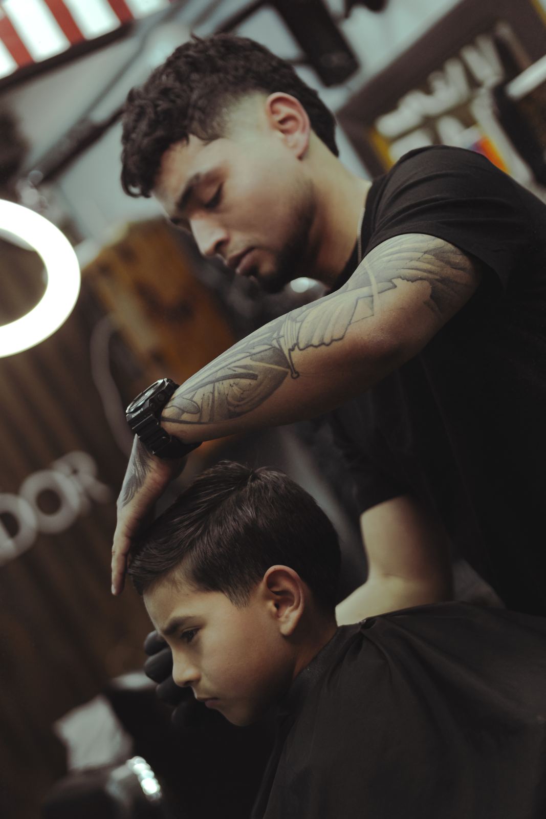 Dazs le corta el pelo a un niño en la barbería