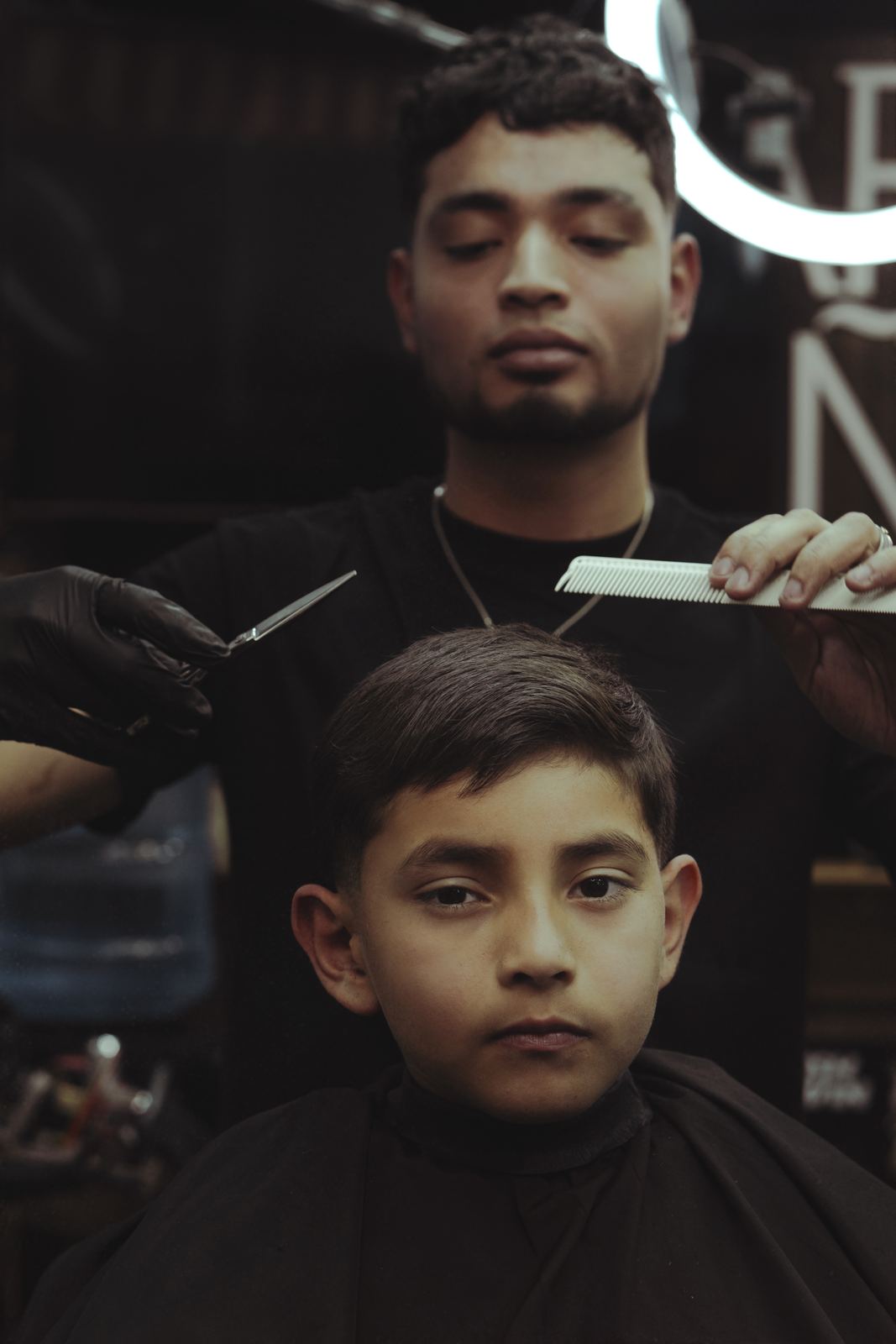 Dazs le corta el pelo a un niño en la barbería