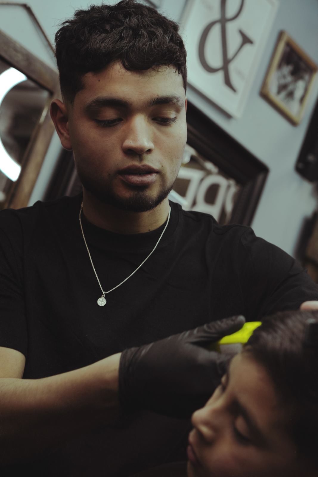 Dazs le corta el pelo a un niño en la barbería
