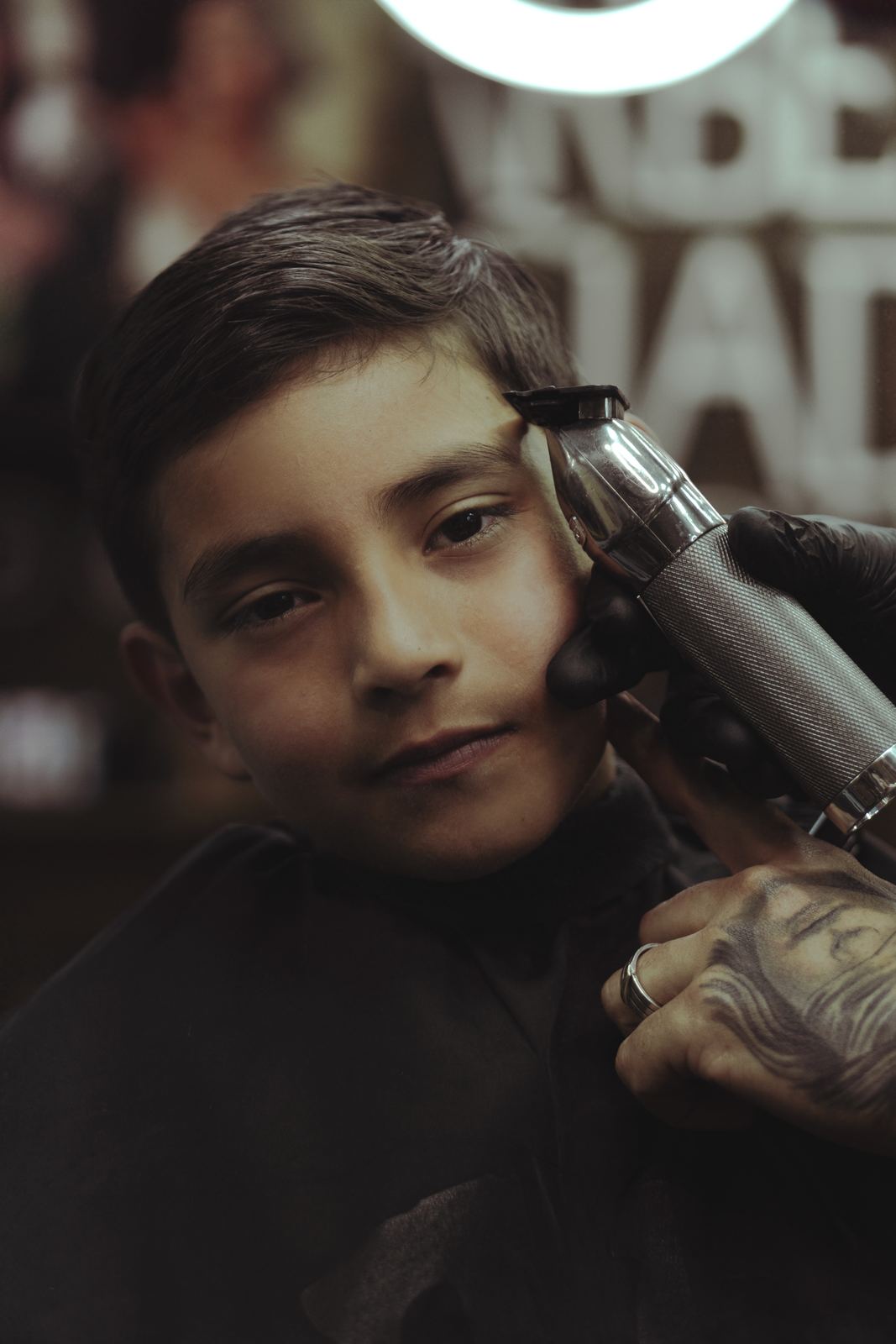 Dazs le corta el pelo a un niño en la barbería